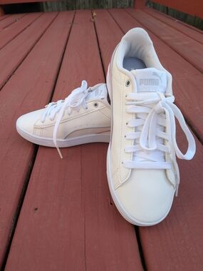 PUMA Youth SoftFoam White Court SneakersSize: Youth 5